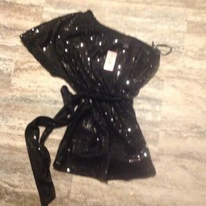 Stunning plus one shoulder belted top